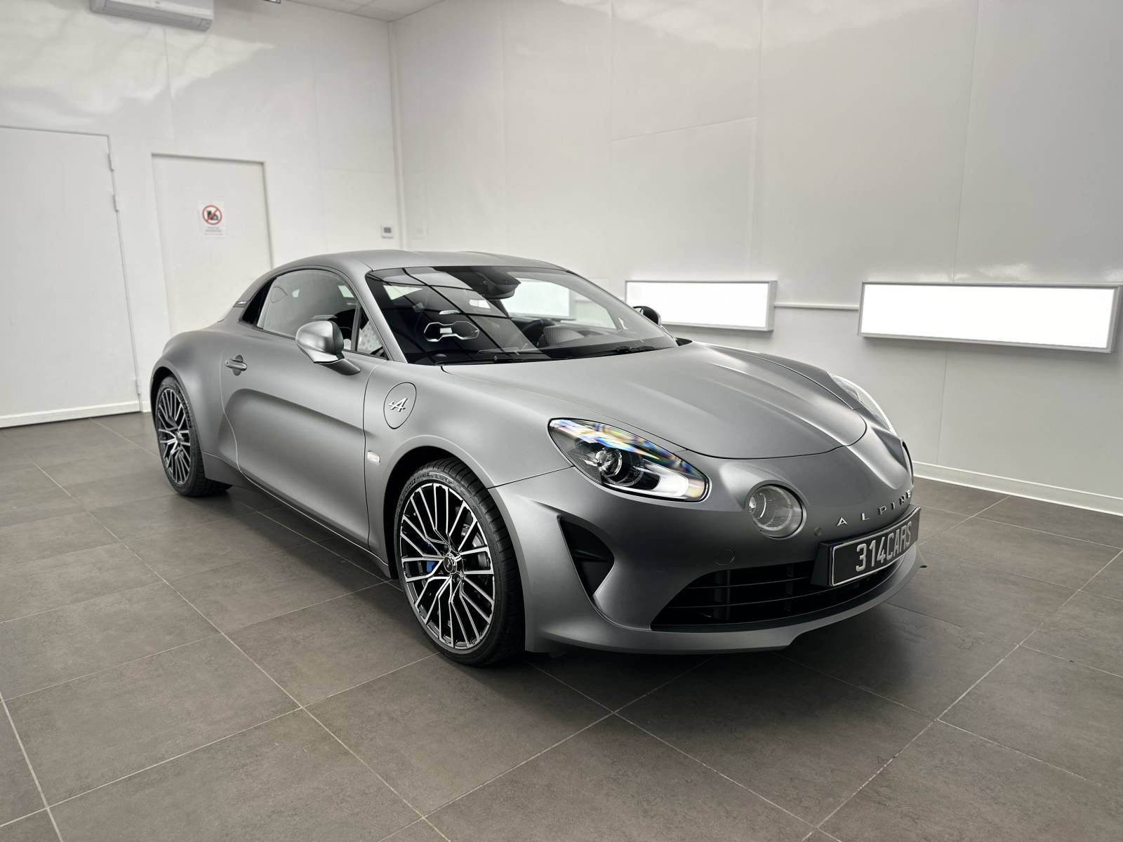 Concession pour vente de voiture de luxe Aston Martin Range Rover avec service après-vente exclusif Vichy Allier 03