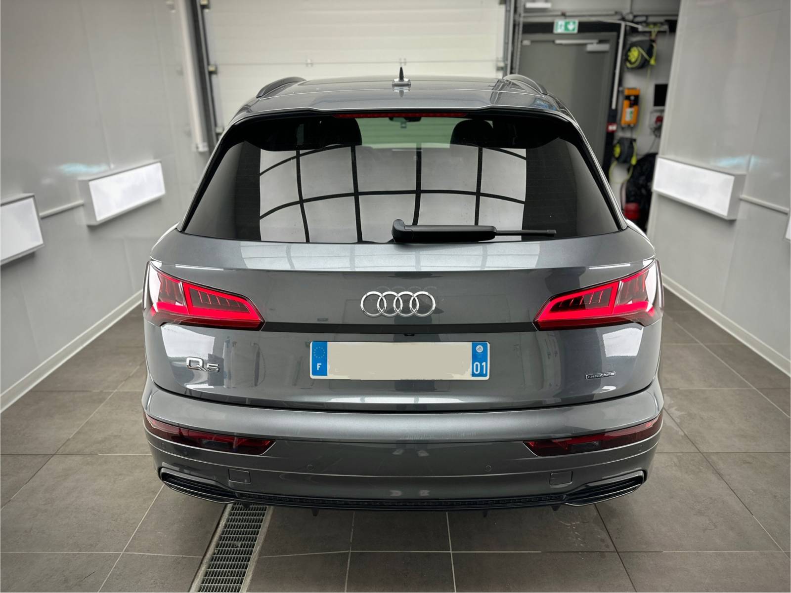 Pose d'un film de protection PPF haut de gamme pour une voiture de luxe Roanne Loire