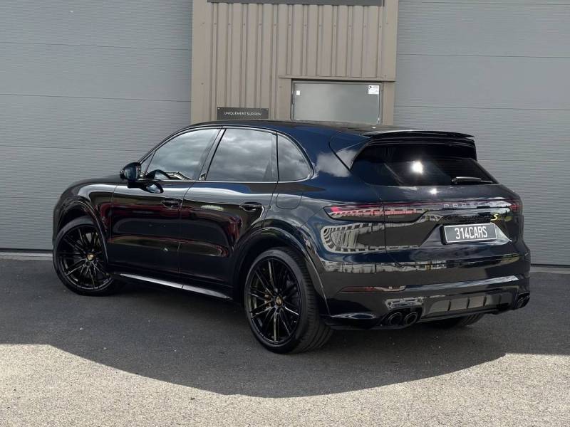 Pose de vitres teintées sur les vitres de ce Porsche Cayenne Turbo S de 2020 à Roanne dans la Loire