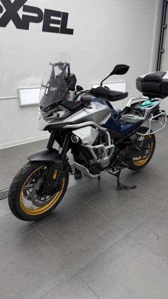 Film vert métallisé Avery Dennison sur carénages CF-Moto 800MT