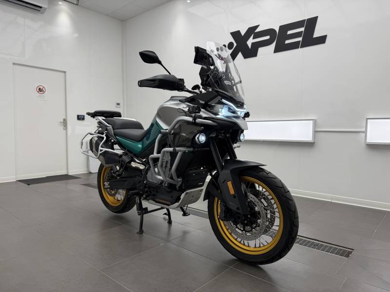 Covering moto vert Pearl Dark Green Avery Dennison sur CF-Moto 800MT – Roanne Loire