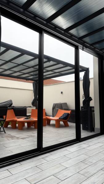 Film solaire réfléchissant sur loft haut de gamme – FilmsProtect Roanne