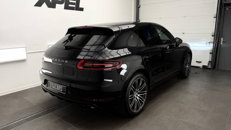 Covering noir brillant sur entourages de vitres à Roanne