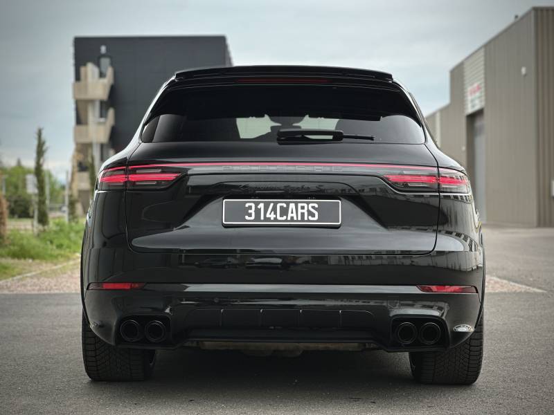 Pose de vitres teintées sur les vitres de ce Porsche Cayenne Turbo S de 2020 à Roanne dans la Loire