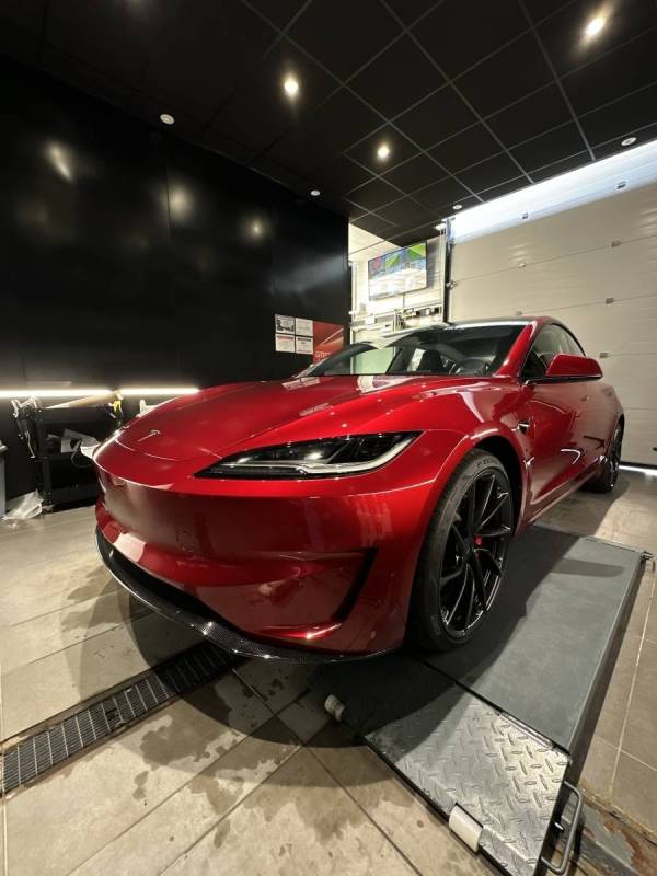 Traitement céramique d'une Tesla 3 Performance pour protéger la carrosserie à Roanne et sa région