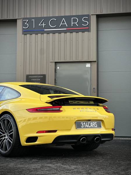 Covering transparent Porsche 911
