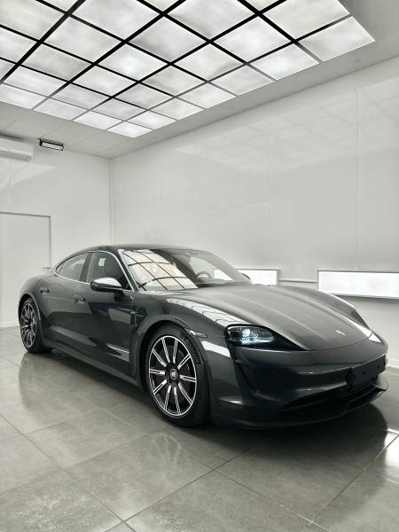 Polissage et protection céramique GTechniq sur la carrosserie, les vitrages et les jantes de cette Porsche Taycan de 2020 en Auvergne Rhône-Alpes