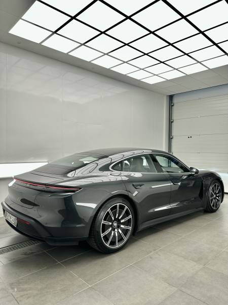 Polissage et protection céramique GTechniq sur la carrosserie, les vitrages et les jantes de cette Porsche Taycan de 2020 en Auvergne Rhône-Alpes