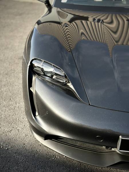 Polissage et protection céramique GTechniq sur la carrosserie, les vitrages et les jantes de cette Porsche Taycan de 2020 en Auvergne Rhône-Alpes