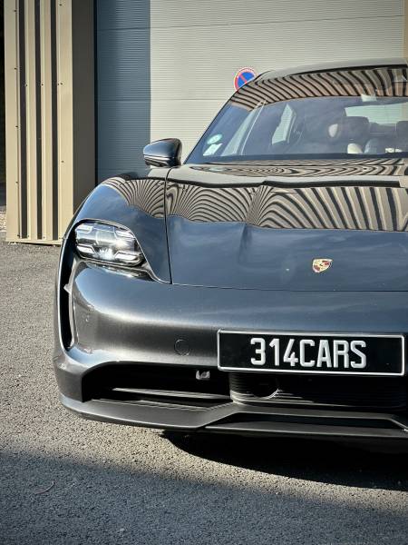 Polissage et protection céramique GTechniq sur la carrosserie, les vitrages et les jantes de cette Porsche Taycan de 2020 en Auvergne Rhône-Alpes