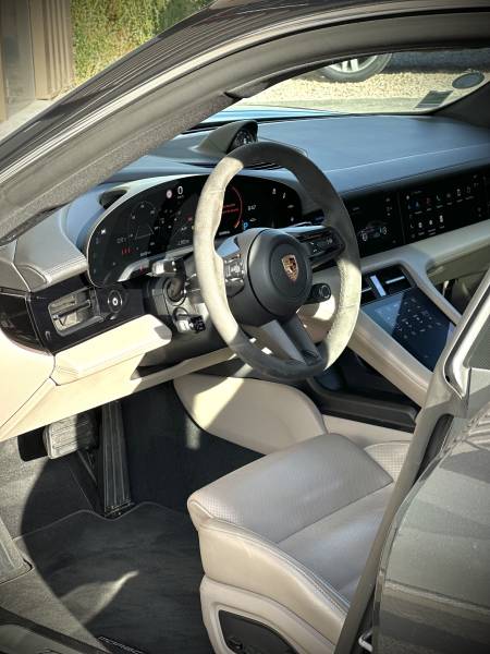 Polissage et protection céramique GTechniq sur la carrosserie, les vitrages et les jantes de cette Porsche Taycan de 2020 en Auvergne Rhône-Alpes