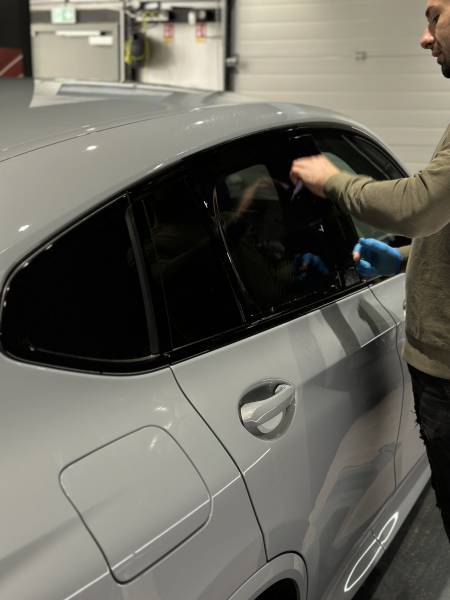 Comment poser des vitres teintées sur voiture